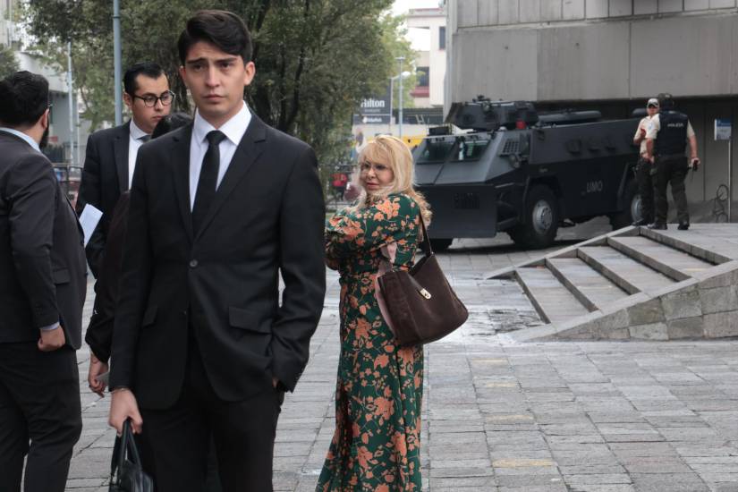 En imagen, la jueza Nubia Vera en los exteriores de la Fiscalía, en Quito.