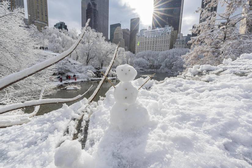 Fotografía que muestra un muñeco de nieve en el Central Park durante la primera nevada este domingo, en Nueva York (Estados Unidos).