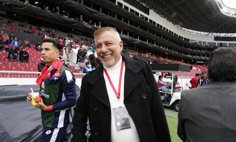 Éver Hugo Almeida dirigiendo a El Nacional