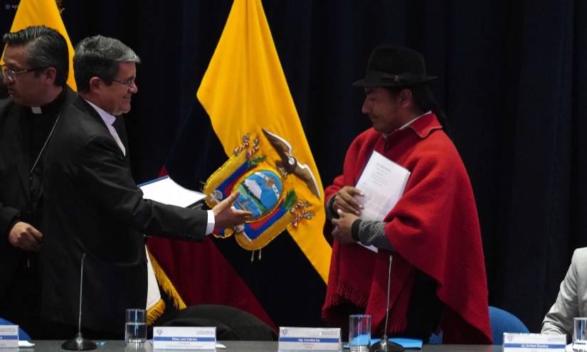 Monseñor Luis Cabrera (i) y Leonidas Iza en las mesas de diálogo que concluyeron el 14 de octubre.