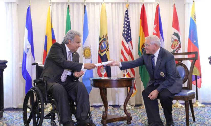 Imagen del expresidente Lenín Moreno con el senador estadounidense Bob Menéndez.