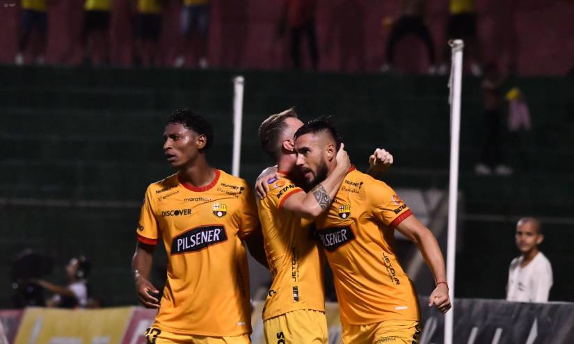 Los jugadores de Barcelona felicitan a Francisco Fidryszweski (d) autor del empate frente a Delfín.