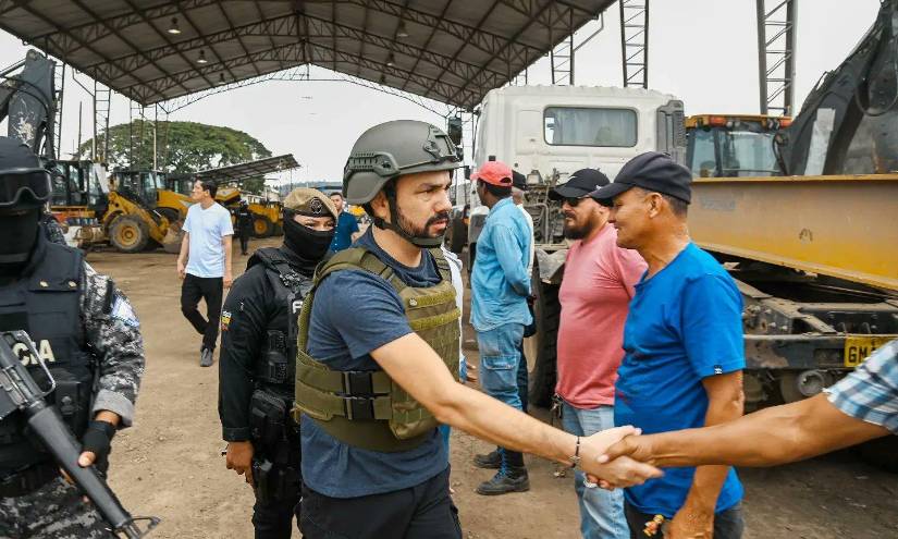 Imagen del alcalde Luis Chonillo, con chaleco antibalas y casco en las calles de Durán.