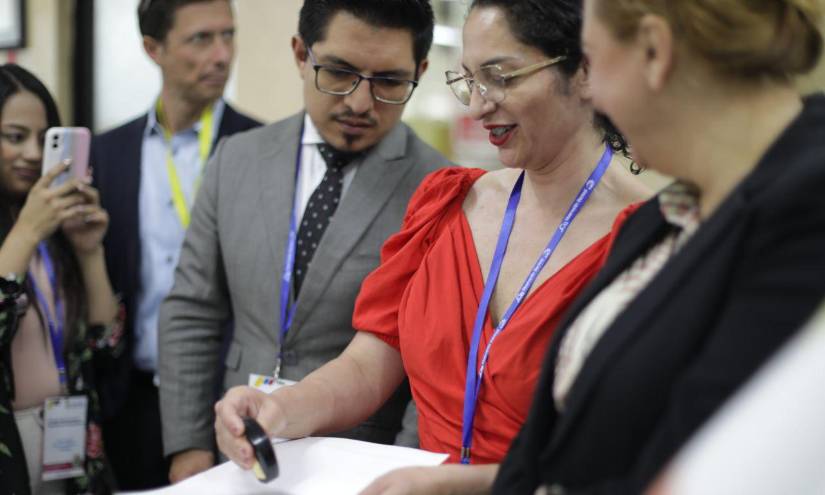 Observadores electorales verificaron la impresión de las papeletas.