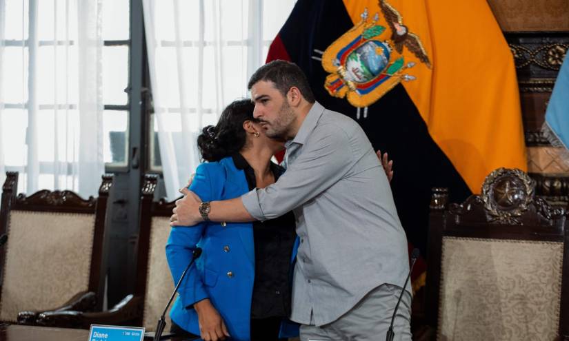 Diane Rodríguez, representante de la asociación Silueta X, en el Municipio de Guayaquil con el alcalde Aquiles Álvarez.