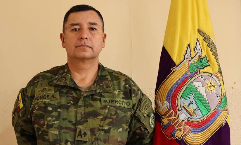 Ponce se graduó de subteniente del arma de caballería blindada en 1988.