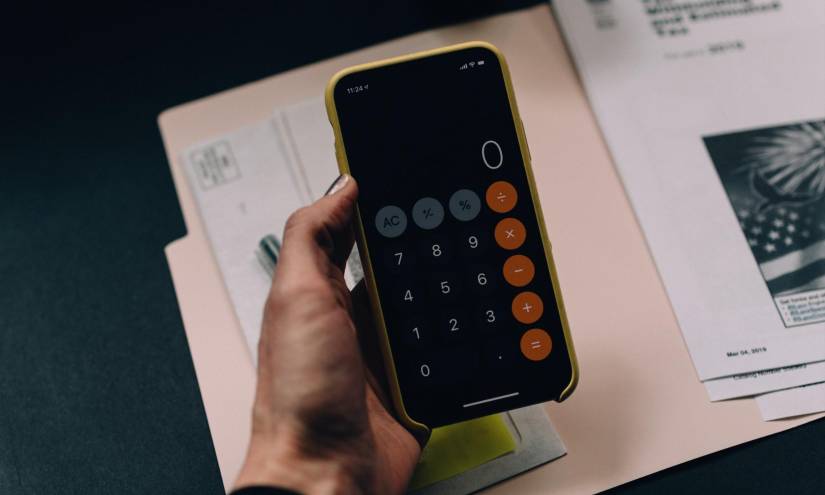 Imagen de una persona usando una aplicación de calculadora.