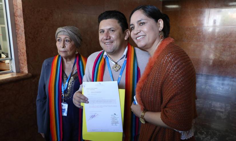 Mario Ruiz en la entrega del proyecto de ley Orgánica Reformatoria al COIP, junto a Mireya Pazmiño (derecha). Ruiz y Pazmiño integraban el bloque denominado como rebeldede Pachakutik.