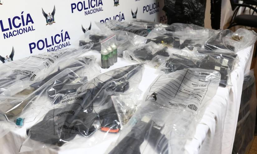Parte de las armas halladas en poder de los detenidos.