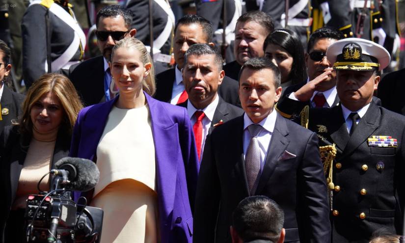 Daniel Noboa, presidente electo llegó a la Asamblea junto a su esposa e hijos.