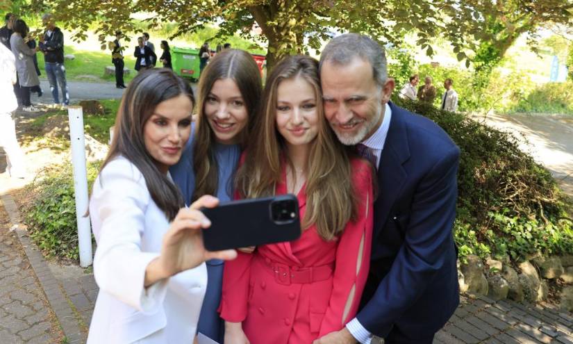 Imagen de la familia de cuatro, celebrando la graduación de su hija.