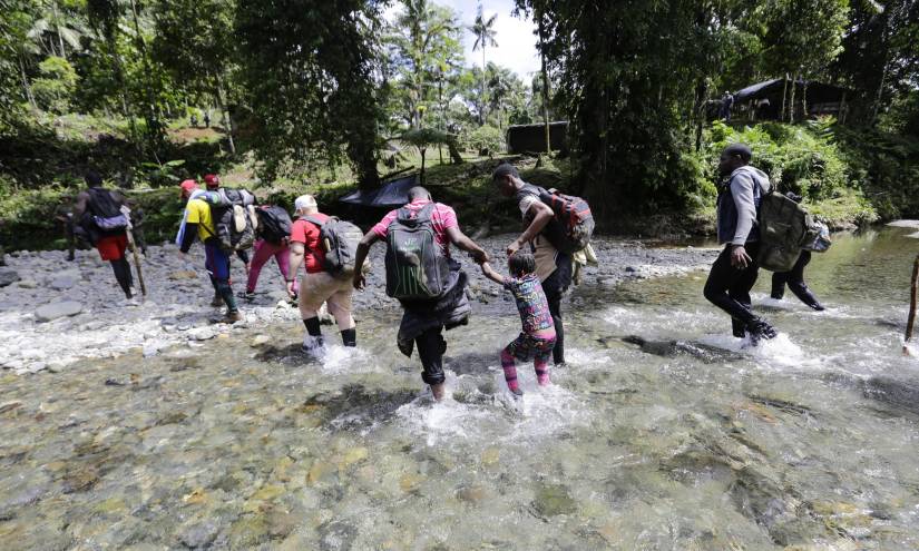 Migrantes caminan en la selva del Darién, en el sector de Lajas Blancas