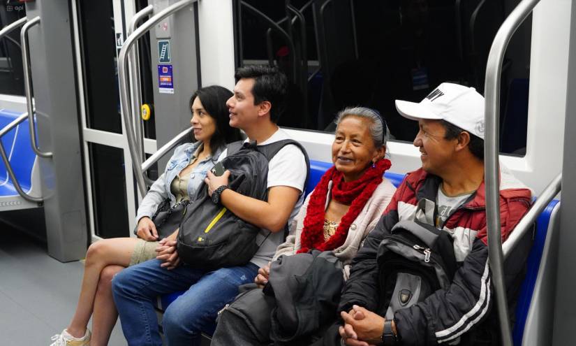 Pasajeros en el Metro de Quito, el viernes 1 de diciembre del 2023.