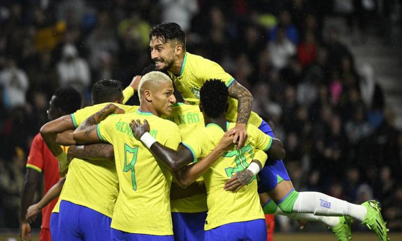 Brasil baila a Ghana y mete miedo a dos meses del Mundial
