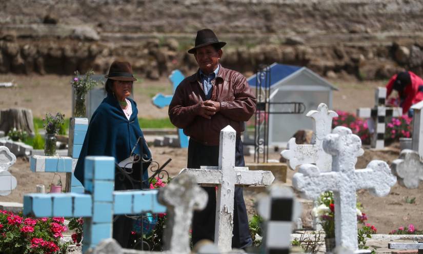 Indígenas acuden hoy con los mejores manjares para conversar con las almas de los suyos que se han ido, en la población San Juan Bautista de Punín, un pintoresco pueblito enclavado en el corazón de los Andes (Ecuador). EFE/José Jácome