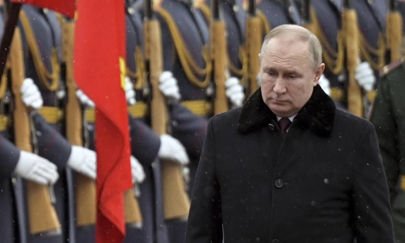 El presidente ruso, Vladimir Putin, encabeza la ceremonia de colocación de una ofrenda floral en la Tumba del Soldado Desconocido, en Moscú, Rusia, el miércoles 23 de febrero de 2022.