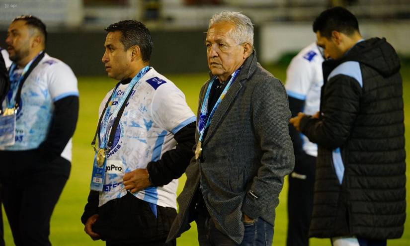 El presidente del Macará, Miller Salazar, durante la celebración de su equipo por ser campeones de la Serie B.