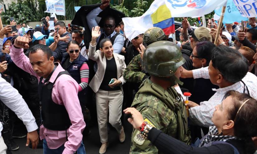Imagen de la candidata presidencial rodeada de militares en Quito, Ecuador.