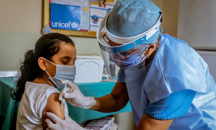 Quito registra baja afluencia de niños para vacunarse contra COVID-19