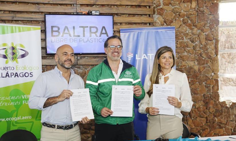 Jorge Rosillo (i), gerente general de Ecogal; Gustavo Manrique (c), ministro de Ambiente de Ecuador, y Monica Fistrovic, directora ejecutiva de Latam Airlines Ecuador, posan durante un acto de presentación del programa Baltra libre de plásticos, el 22 de julio de 2022, en Galápagos