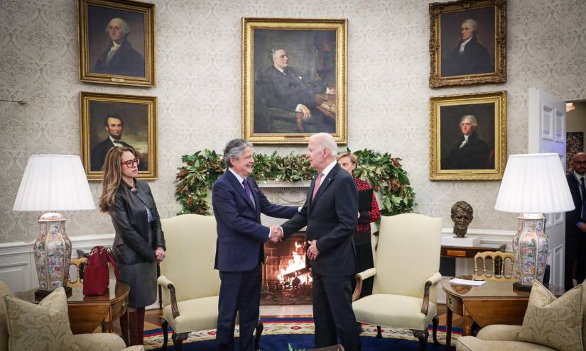 Guillermo Lasso saluda a Joe Biden durante su visita a la Casa Blanca, en Washington.