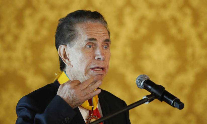 Alfonso Espinosa de los Monteros fue condecorado en Carondelet.