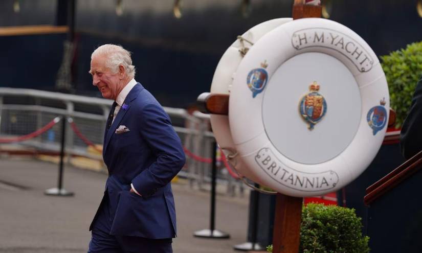 Imagen del rey Carlos en la nave Britannia.