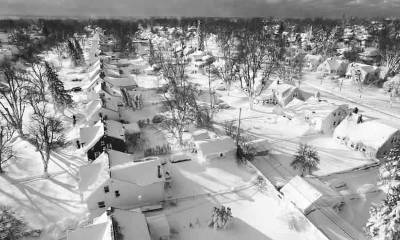 En esta imagen tomada con un dron, la nieve cubre un vecindario de Cheektowaga, Nueva York, el domingo 25 de diciembre.