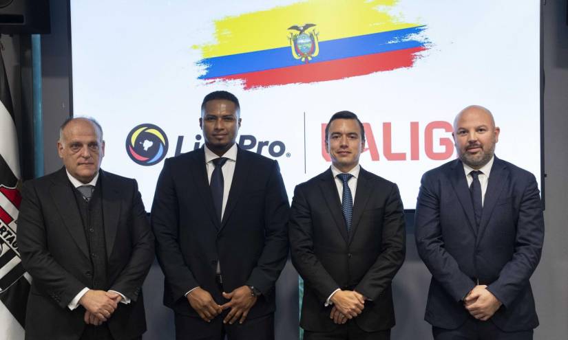 De izquierda a derecha. Javier Tebas, presidente de LaLiga; el futbolista Antonio Valencia; el presidente electo, Daniel Noboa, y el titular de la LigaPro, Miguel Ángel Loor.