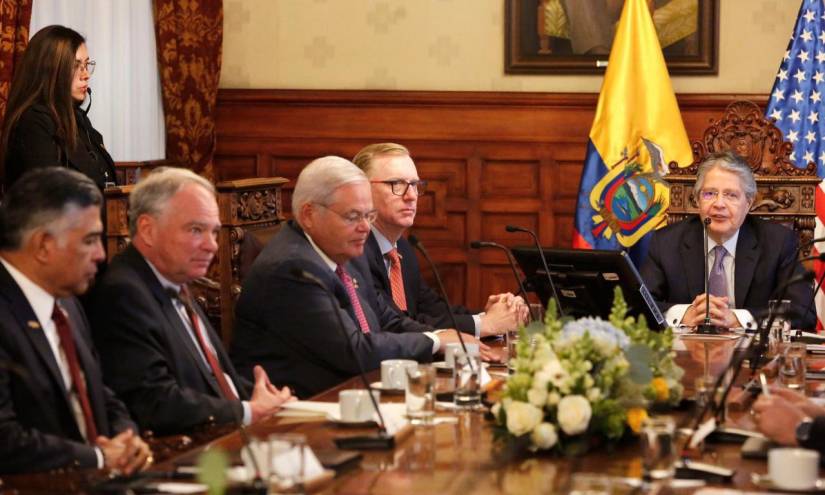 Imagen de Bob Menéndez junto a otros senadores, en el Palacio de Carondelet en una reunión con Guillermo Lasso.