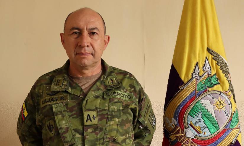 Cajas es piloto de helicóptero. Se ha especializado como comandante de a bordo.