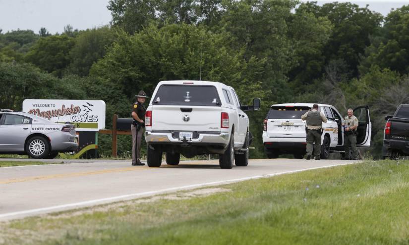 Personal de emergencia bloquea los accesos al Parque Estatal Maquoketa Caves al tiempo que las autoridades investigan un tiroteo en que murió una familia que acampaba en el lugar, el viernes 22 de julio de 2022, en Maquoketa, Iowa.