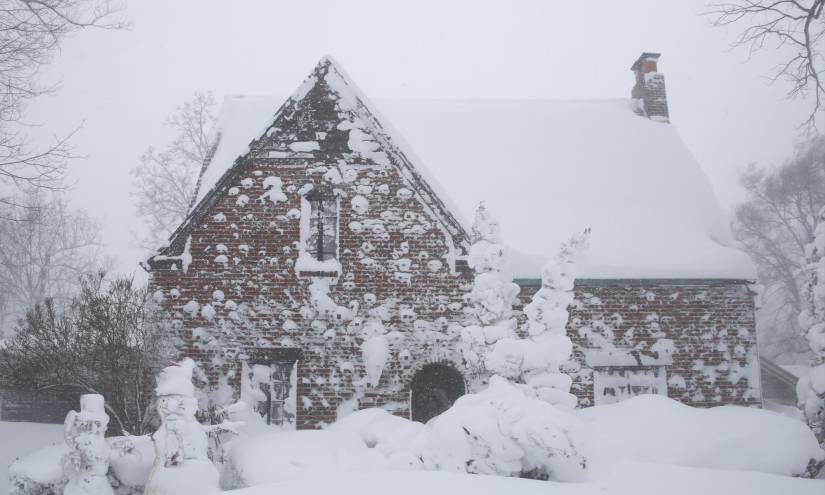 Una tormenta invernal cubre de nieve el oeste del estado de Nueva York, el sábado 24 de diciembre.