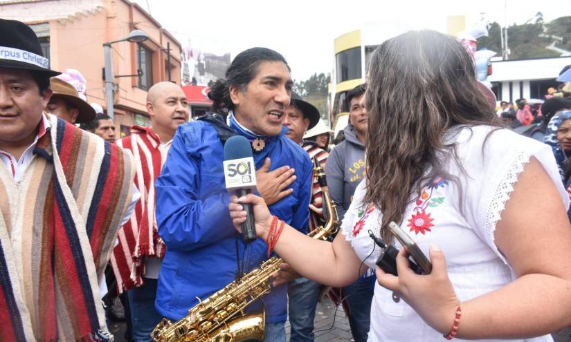 Yaku Pérez ofrece una entrevista durante un recorrido en Quito.