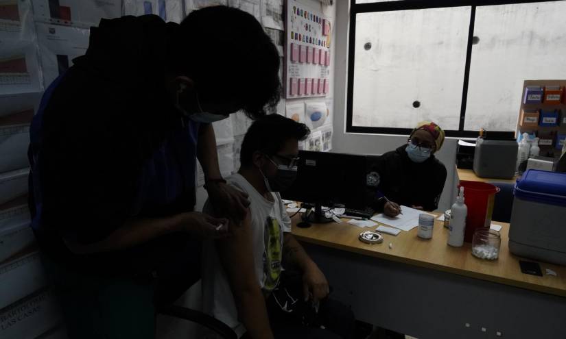 El Ministerio de Salud realiza vacunación de esquemas completos de covid e influenza.
