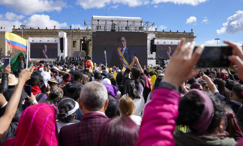 La imagen del nuevo presidente Gustavo Petro con la banda presidencial se muestra en pantallas gigantes después de prestar juramento durante su ceremonia de investidura en la Plaza de Bolívar.