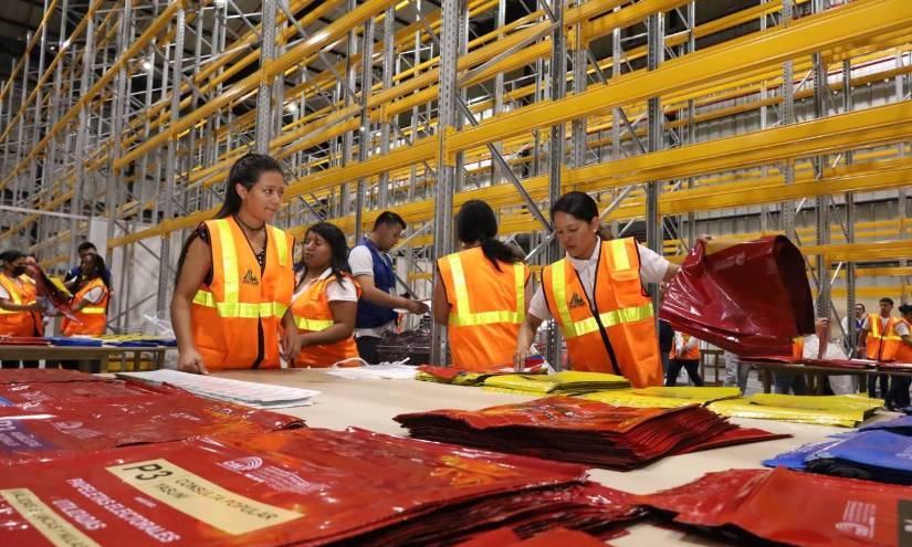 Trabajadores conforman los paquetes electorales.