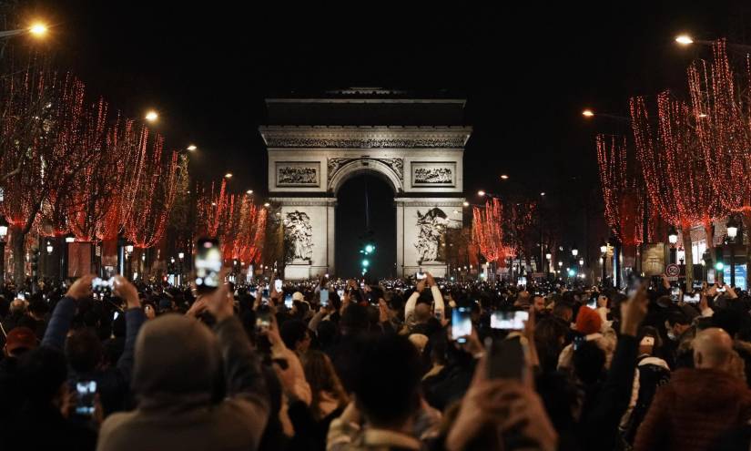 La gente celebra la Nochevieja en la avenida de los Campos Elíseos, en París, Francia.