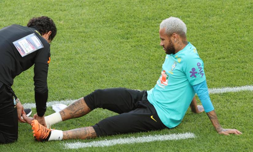 Neymar abandonó la práctica de la selección de Brasil por lesión