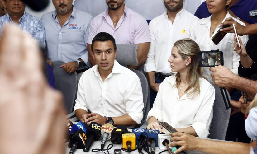 El candidato presidencial Daniel Noboa brinda una rueda de prensa en Guayaquil.
