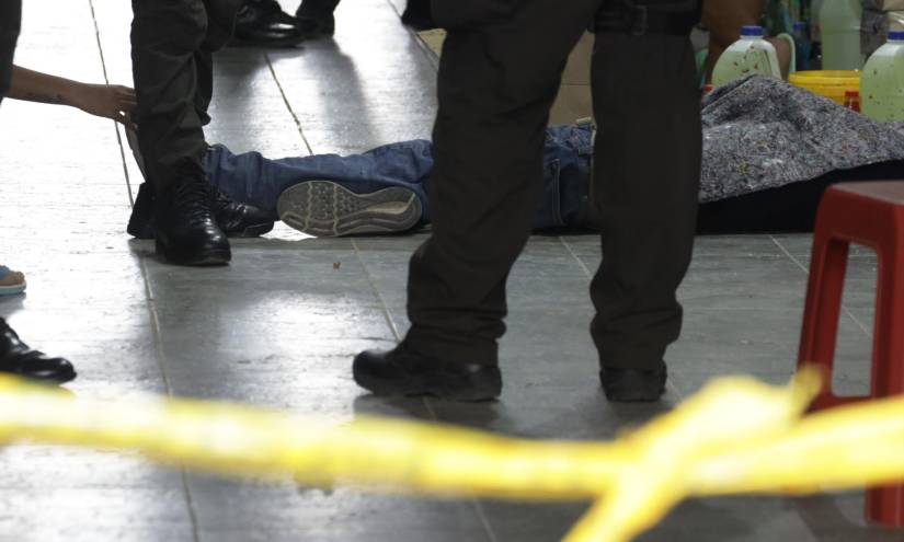 Una persona de sexo masculino de aproximadamente 24 años fue asesinada al estilo sicariato, dentro del mercado de la quinta etapa de la ciudadela El Recreo.