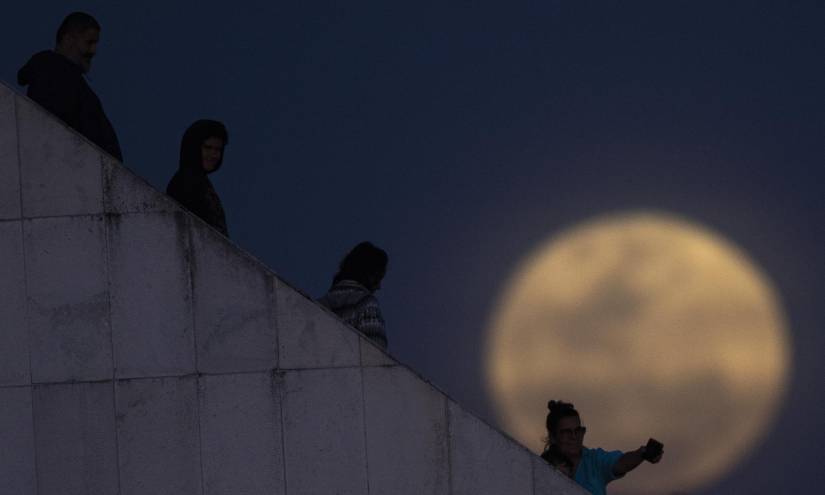 La superluna ocurre cuando la luna llena coincide o está muy cerca de su perigeo, el momento del mes en que está más cerca de la Tierra.