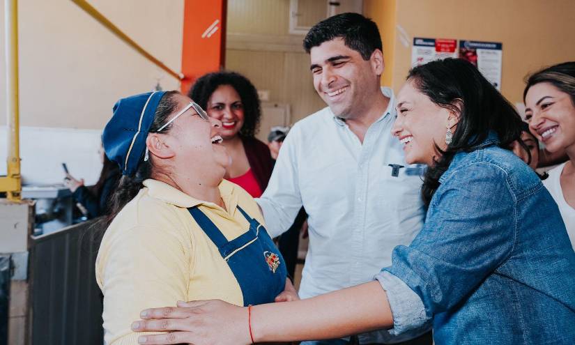 Otto Sonnenholzner y Erika Paredes durante un recorrido en el sur de Quito como parte de la camapaña para las elecciones anticipadas.