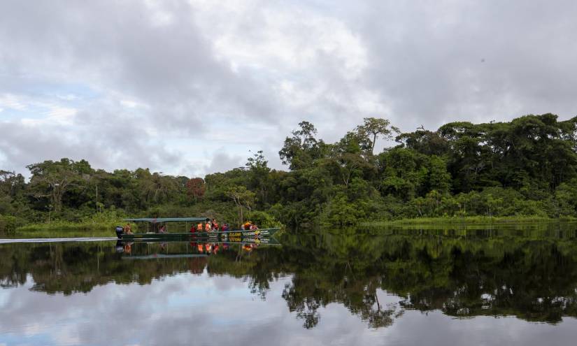 Personas son vistas sobre la Laguna Grande de Cuyabeno, el 28 de mayo de 2022 en el Parque Nacional Yasuní (Ecuador).