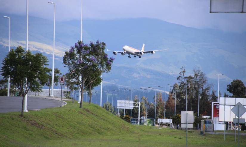 Aerolíneas en Ecuador piden al Gobierno que la reducción de dos tasas se extienda a todos los aeropuertos