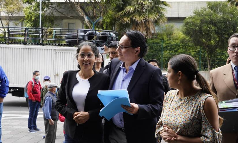 Los asambleístas Gisella Molina (i), Fernando Villavicencio (c) y Sofía Sánchez (d), quienes forman parte del Frente Parlamentario Anticorrpución, presentaron una denuncia en la Fiscalía.