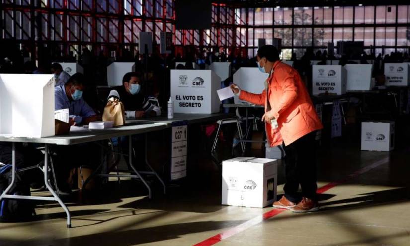Casi 180.000 ecuatorianos en España pueden votar hoy