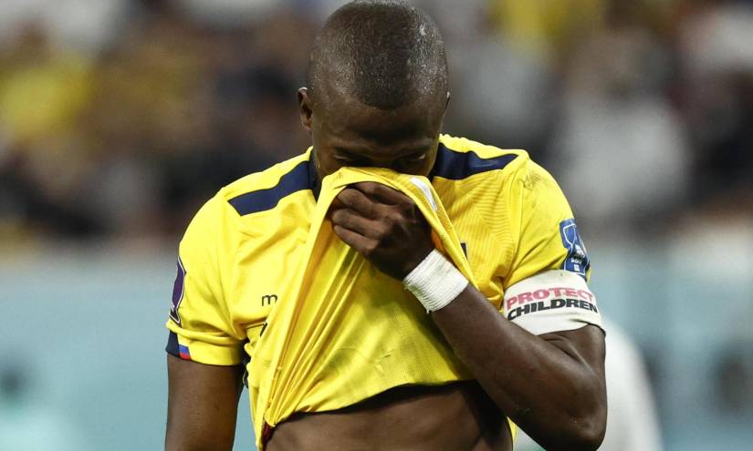 Enner Valencia de Ecuador se lamenta hoy, en un partido de la fase de grupos del Mundial de Fútbol Qatar 2022 entre Ecuador y Senegal en el estadio Internacional Jalifa en Doha (Catar)