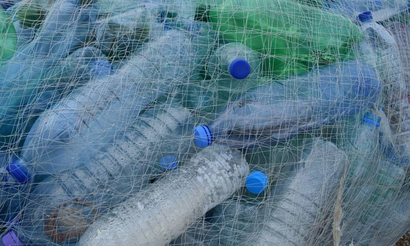 Botellas de plástico por pasajes de bus en Ecuador