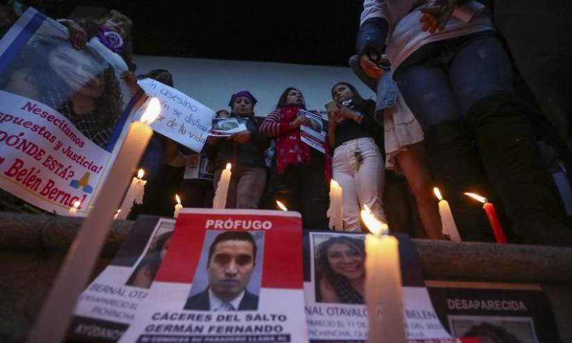 Manifestantes en Quito exigen la captura del teniente Germán Cáceres, principal sospechoso de la muerte de María Belén Bernal.